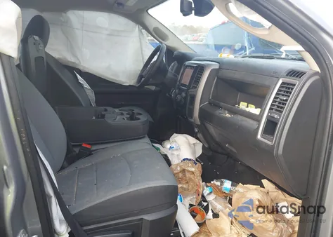 2023 Ram 1500 Classic Tradesman 4X4 5'7 Box z USA, uszkodzony, nr VIN 3C6RR7KG7PG670626